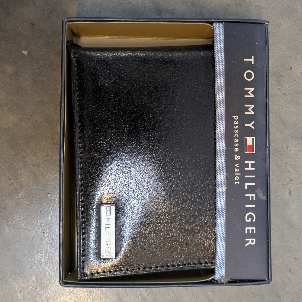 TTL Tommy Hilfiger Black Passcase Wallet